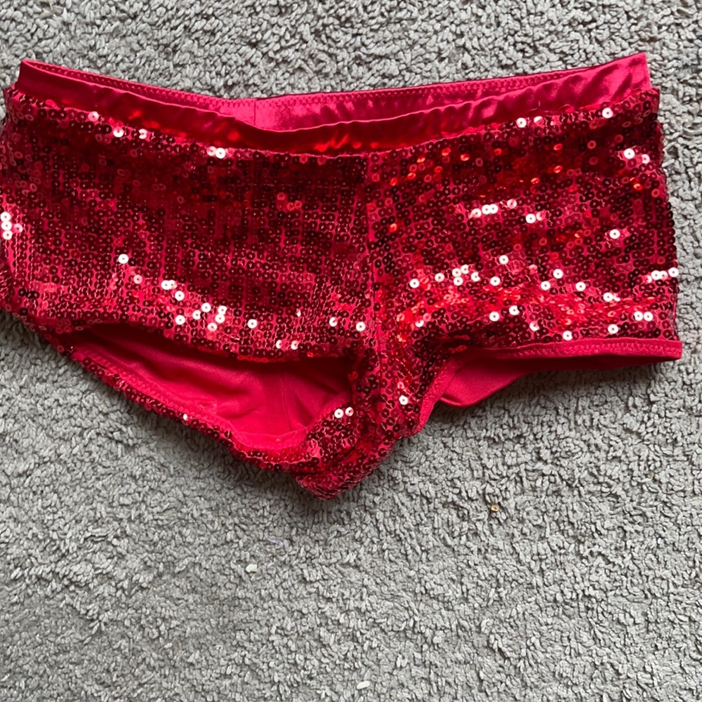 Sparkling red short shorts